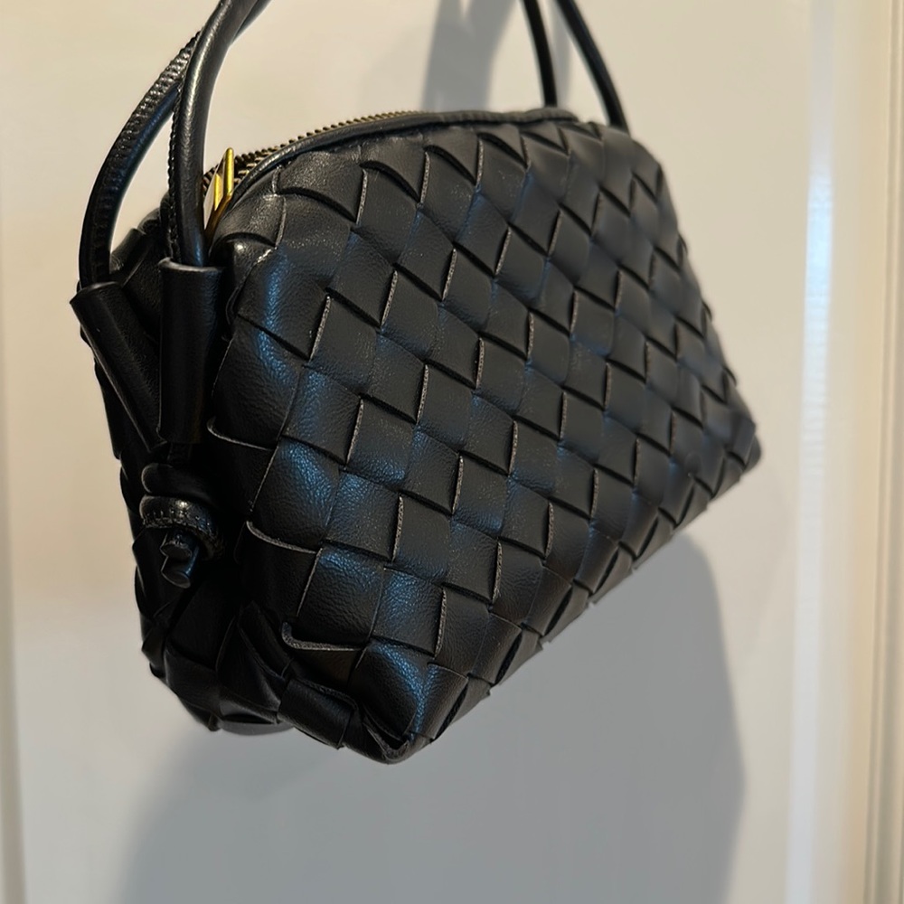 Black cross body faux leather woven zipper purse